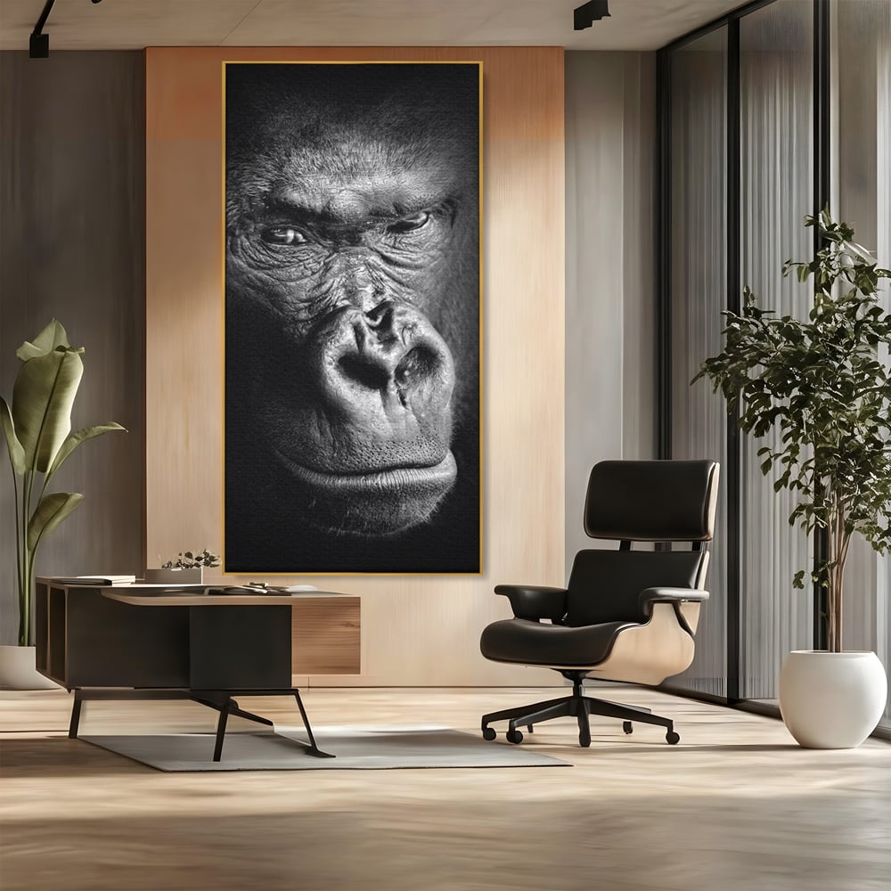 Tablou canvas cu tablou canvas cu portret de gorila, in rama de aluminiu auriu, pe perete intr-un birou